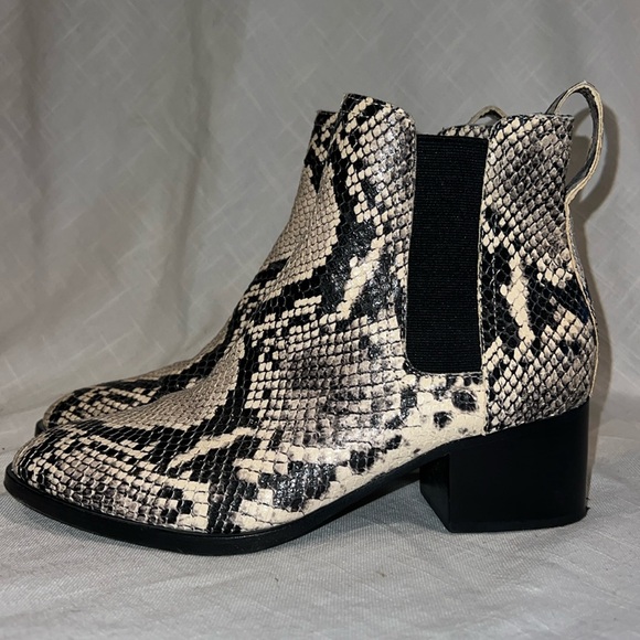 rag & bone Shoes - Sz 36.5 6.5 Rag & Bone Snakeskin Chelsea Ankle Boots Booties